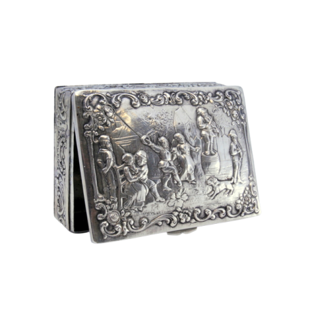 Guarda joias de prata relevada com motivos alegóricos ao gosto Germânico.